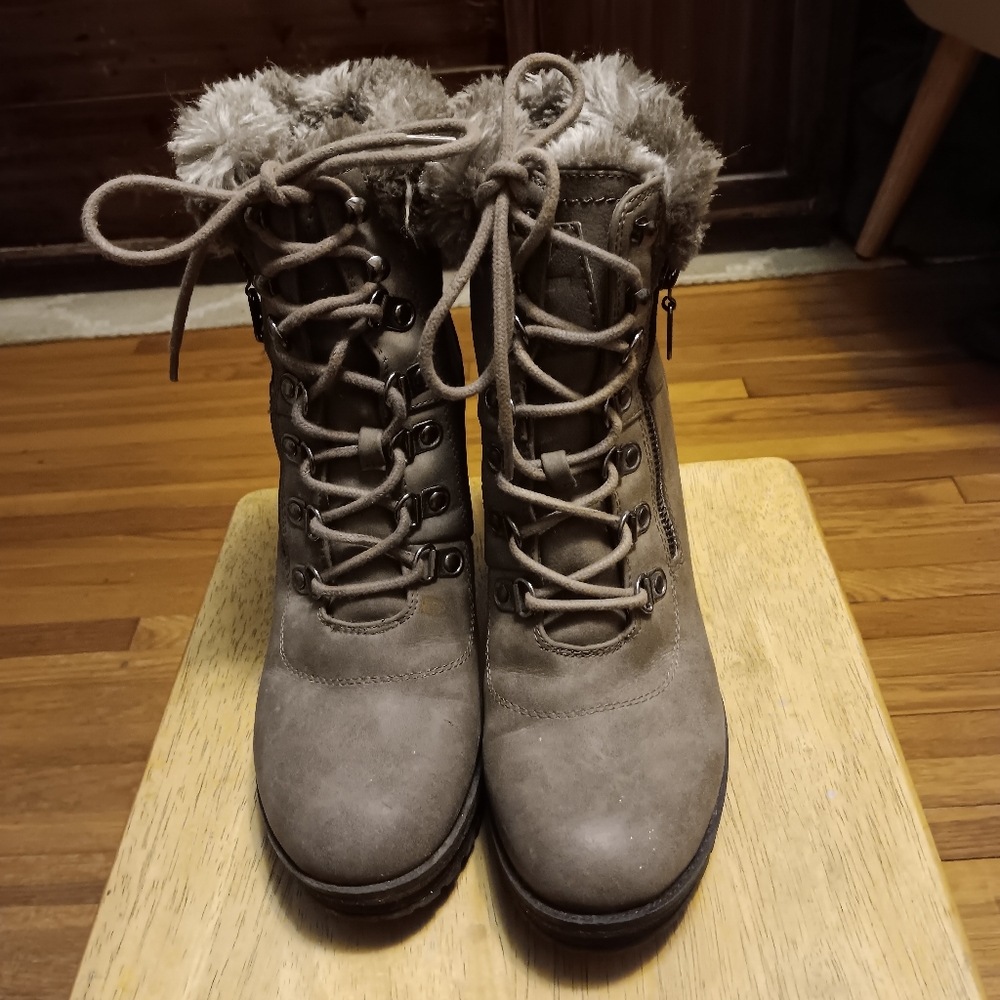 G BY GUESS  Tan lace up boots with heels and fur inside boot and trim - Picture 2 of 8